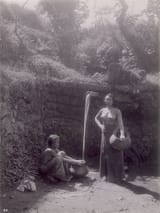 1910_Two_women_near_a_spring_on_Bali_-_circa_1910