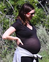 Pregnant-Anne-Hathaway-Hikes-Runyan-Canyon