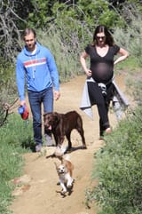 anne-hathaway-pregnant-baby-girl-adam-shulman-08