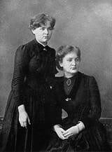 Maria_Sklodowska_et_sa_sœur_Bronislawa_en_1886
