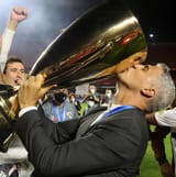o-tecnico-hernan-crespo-beija-o-trofeu-do-campeonato-paulista-apos-o-titulo-diante-do-palmeiras-1621953330561_v2_1x1
