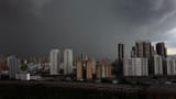 ceu-escuro-antes-da-chuva-forte-que-atingiu-a-regiao-do-bras-no-centro-da-cidade-de-sao-paulo-na-tarde-desta-sexta-feira-1699048565196_v2_900x506