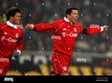 roy-makaay-r-of-munich-celebrates-his-goal-scoring-the-0-1-with-team-D3MCD8
