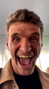 Screenshot 2025-06-20 at 22-29-03 thomas müller laughing - Buscar con Google