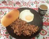 Desayuno colombiano_ Calentado_ arroz blanco con frijoles y hogao