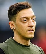 250px-Mesut__C3_96zil_at_Baku_before_2019_UEFA_Europe_League_Final