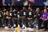 lakers-kneel