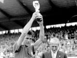 t_138521_bellini-levanta-a-taca-jules-rimet-apos-a-conquista-da-copa-de-1958