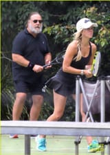 russell-crowe-girlfriend-britney-theriot-tennis-in-sydney-07