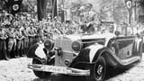 Hitler+i+passasjersetet+under+en+seiersparade.-fullskjerm