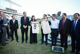 20250706-003915-2-el-primer-ministro-pham-minh-chinh-4to-desde-la-derecha-y-su-conyuge-5o-desde-la-derecha-reciben-camisetas-del-club-de-futbol-vasco-da-gama-foto-vna