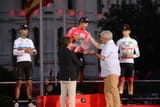 (Podio)_Almeida_entrega_el_primer_premio_de_La_Vuelta_Ciclista_a_España_2019_03