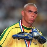 ronaldo-em-final-da-copa-do-mundo-de-1998-contra-a-franca-1666577846250_v2_450x450.jpg