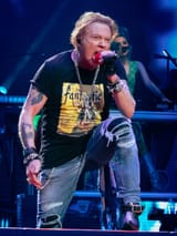 1200px-Axl_Rose_sings_in_London_2022[1]