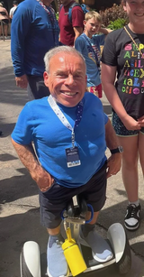 warwick-davis-at-universal-orlando-v0-x94q2ahy1bgf1