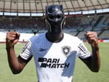 Em-classico-carioca-jogador-do-Botafogo-comemora-gol-com-mascara-do-Pantera-Negra