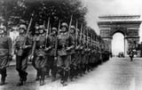 Bundesarchiv_Bild_146-1994-036-09A,_Paris,_Parade_auf_der_Champs_Elysée[1]