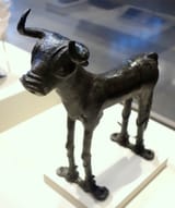 Votive_calf,_Iraq,_Sumerian,_Early_Dynastic_III_period,_about_2400_BC,_hollow_cast_bronze_around_ceramic_core_-_Cincinnati_Art_Museum_-_DSC03969