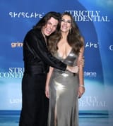 Elizabeth_Hurley_at_Special_Screening_of__Strictly_Confidential__at_Robin_Williams_Center_in_New_York_04-__36_-860x962