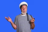 sem-imagem-de-resposta-um-velho-marinheiro-com-olhar-confuso-uniforme-cachimbo-fumagem-sobre-fundo-azul-isolado-261860900