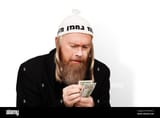 un-hombre-judio-codicioso-y-barbudo-contando-su-dinero-thrifty-judio-con-bandas-en-blanco-yarmulke-aisladas-sobre-fondo-blanco-2dhatg1-3972585393