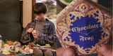 harry-eating-candy-and-a-chocolate-frog