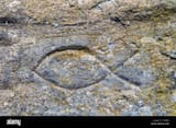 christian-fish-symbol-cave-into-the-doorway-of-st-fillans-cave-pittenweem-fife-scotland-TX9B8G
