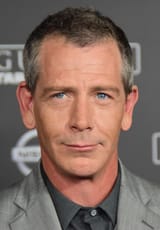 Ben_Mendelsohn_at_the_Rogue_One_-A_Star_Wars_Story-_World_Premeire_Red_Carpet_-_DSC_0547_(31547593176)_(cropped)[1]