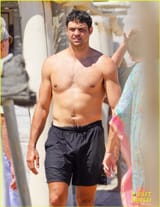 noah-centineo-shirtless-saint-tropez-01