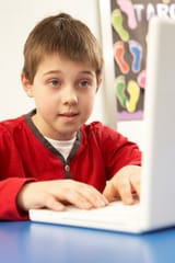 schoolboy-class-using-computer-18030484