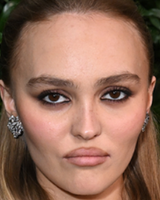 this picture is unedited and she is wearing heavy makeup, imagine waking up besides this thing
