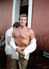 Roger_Moore_at_the_sets_of_Sea_Wolves