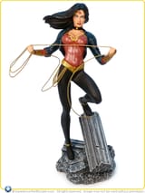 2011-DC-Direct-Wonder-Woman-600-Statue-001