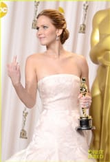 jennifer-lawrence-middle-finger-flash-in-oscars-press-room-01