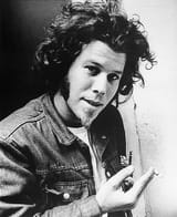 Tom_Waits_1973_Asylum_publicity_photo_-_with_cigarette