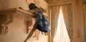 Betty Gilpin Roar 2022 S01E03 The Woman Who Was Kept on a Shelf [16.49-17.01]_thumb.jpg