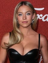 american-actress-sydney-sweeney-wearing-mara-paris-550nw-14051391di
