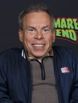 Warwick_Davis_Photo_Op_Nightmare_Weekend_Richmond_2023_(cropped)