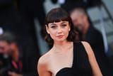 sydney-chandler-don-t-worry-darling-red-carpet-in-venice-09-05-2022-9