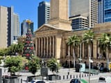 Christmas_tree_outside_Brisbane_City_Hall,_Australia_in_2020,_04