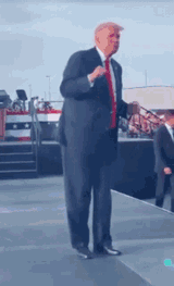 trump-dance-on-stage-esckqws3uc73n17m