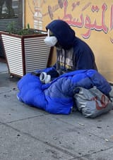 san-francisco-homeless-uses-vr-headset-v0-n8q5mz7ncsgc1
