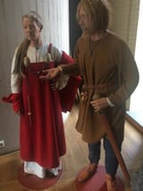 Vikings_costumes_woman_man_Arkeologisk_museum_Stavanger,_Norway_2015-05-27