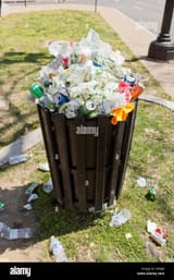 public-trash-bin-full-after-street-fair-usa-G0XJJ0