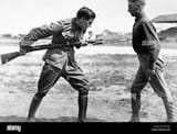 los-estadounidenses-reciben-instruccion-de-combate-de-bayoneta-por-un-sargento-ingles-los-principales-al-comienzo-de-la-primera-guerra-mundial-el-poco-personal-dd71r9-759808318