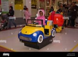 childrens-ride-in-kingsland-shopping-centre-dalston-london-england-B6TEBC