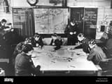 d-day-1944-aboard-a-british-fighter-direction-ship-showing-the-filter-BDX0JC