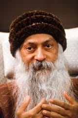 portrait-du-gourou-indien-bhagwan-shree-rajneesh-en-oregon-news-photo-1700238621