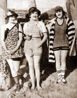 Vintage-women-in-swimsuits-1924