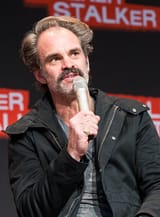Steven_Ogg_-_2018076123859_2018-03-17_Walker_Stalker_Con_-_Sven_-_1D_X_MK_II_-_0435_-_AK8I8091_(cropped)